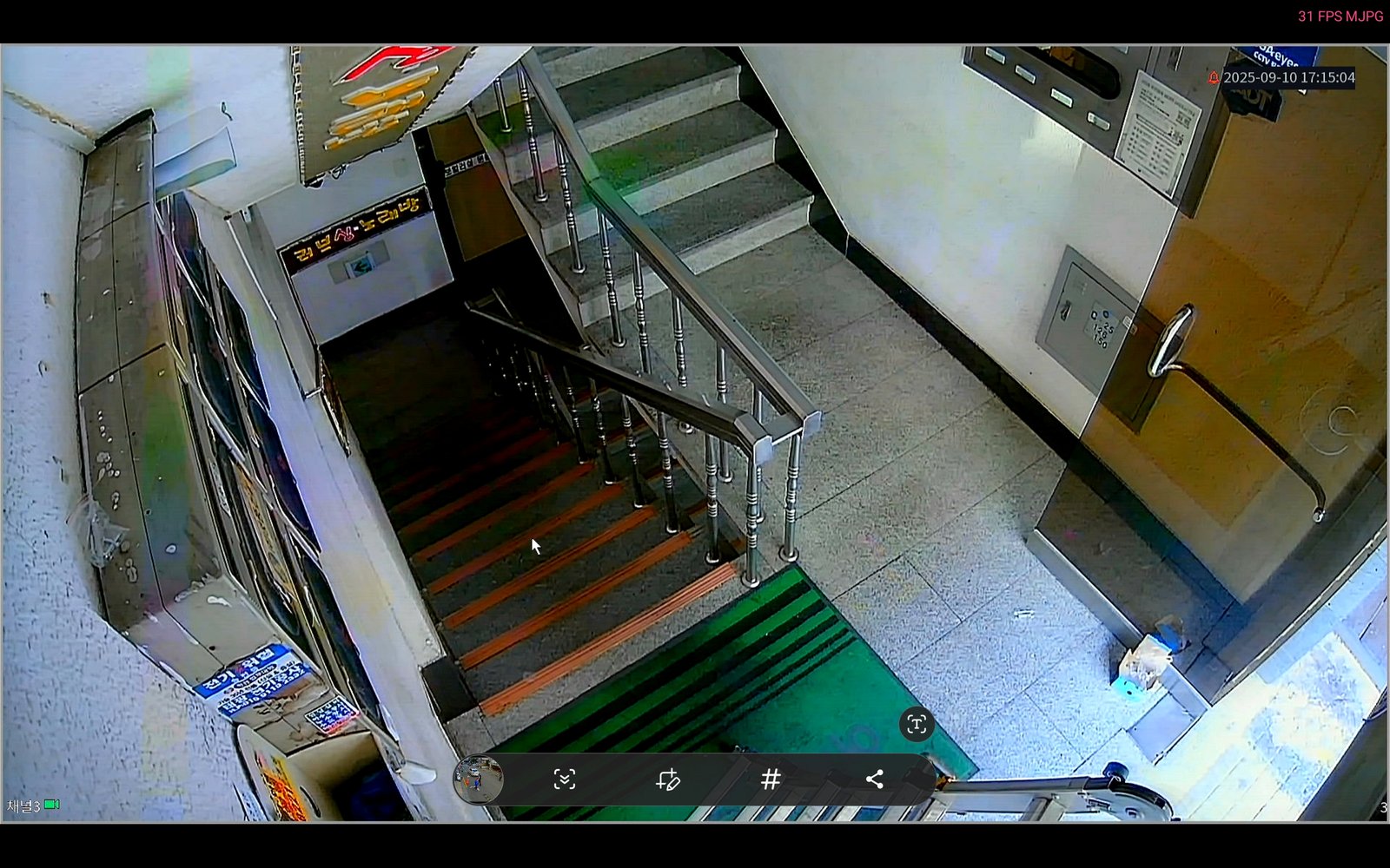 좁은 공간은 조금만 각도가 달라도 보이는 범위가 달라집니다